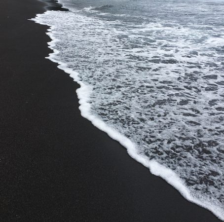 Photo d'une plage de sable noir aux Açores