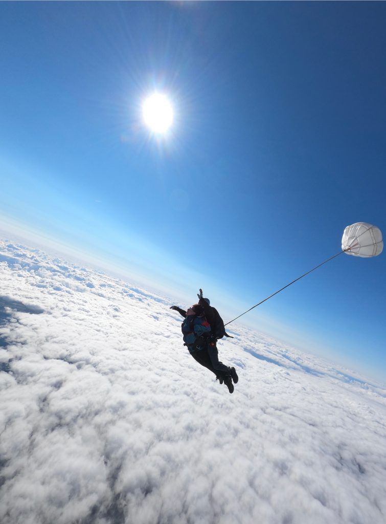 IMG _ Portrait saut en parachute Photo de 2 personnes sautant en parachute